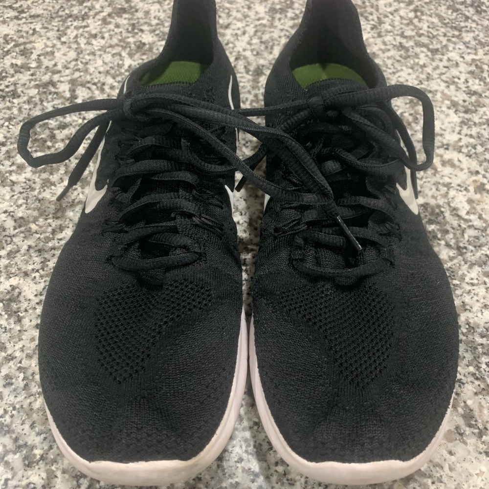 NIKE FREE RUNS